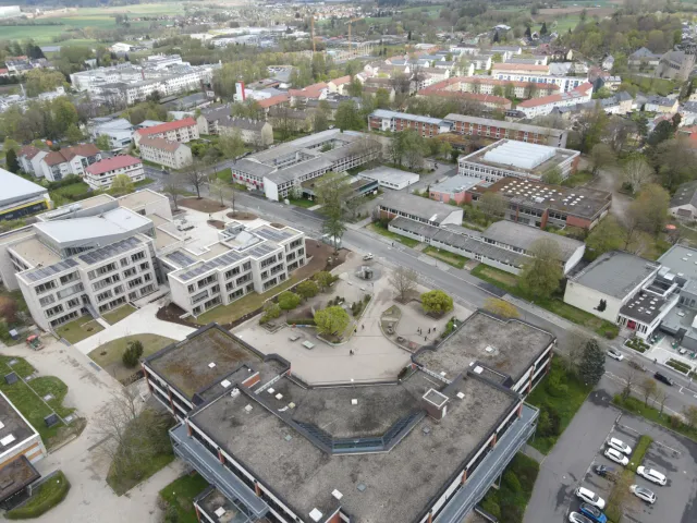 Drohnenaufnahme des Schulzentrums und des angrenzenden Wohnquartiers