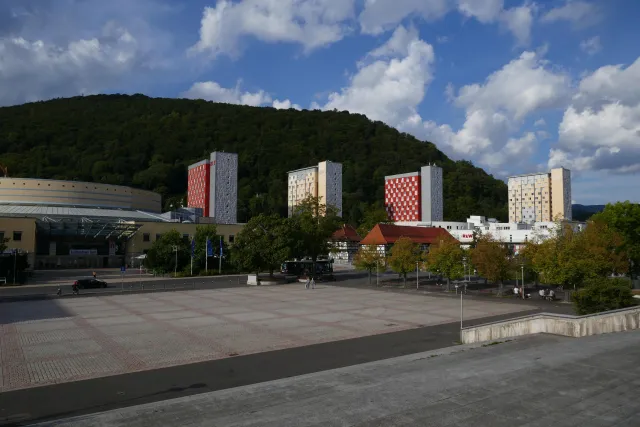 Suhl_Platz der deutschen Einheit mit Blick auf Wohntürme und den Domberg