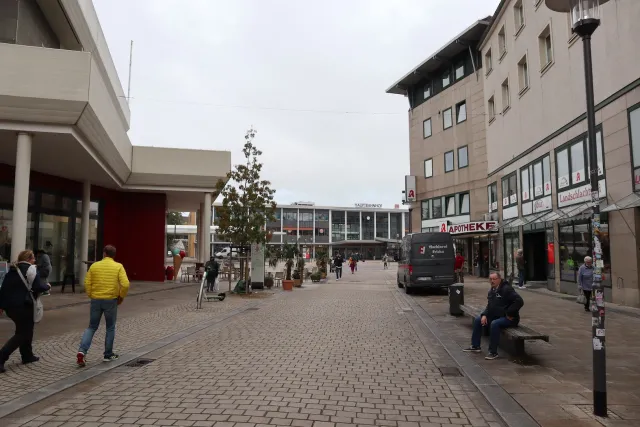 Auftakt Einkaufsstraße mit Blick zum Hauptbahnhof