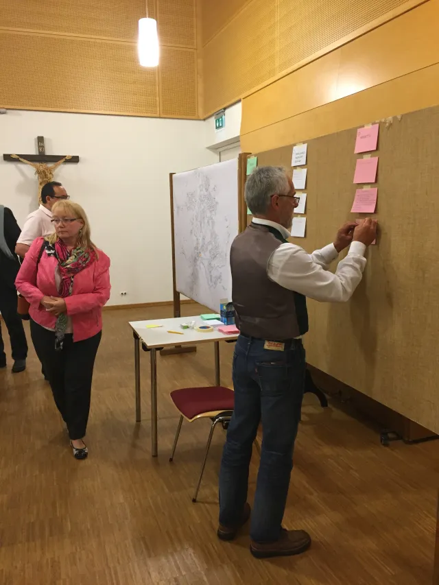 Zwieseler Bürger markieren und erläutern Problemstellen im Stadtraum
