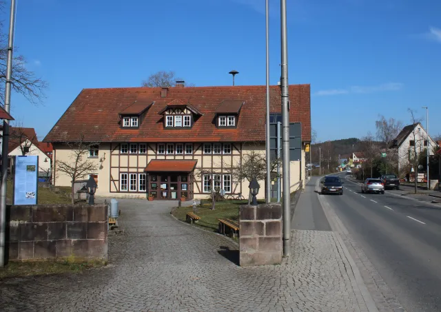 Rathaus und Rathausgarten mit Pavillon
