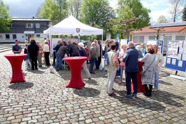 Kempten_Ost: viele Besucher am Marktstand am Tag der Städtebauförderung