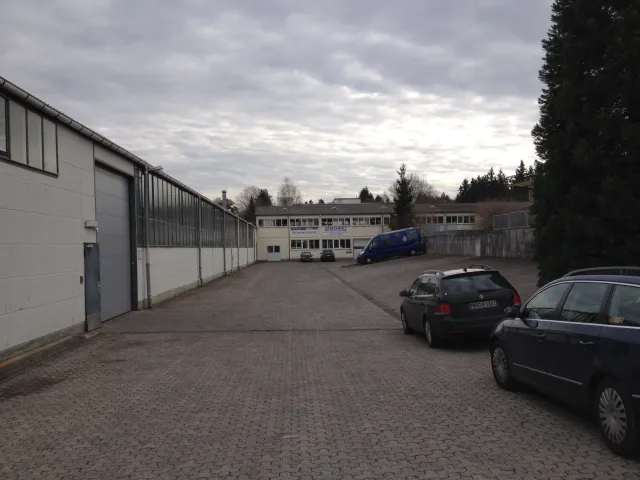 Struktur aus eingeschossigen Hallen und Freiräumen