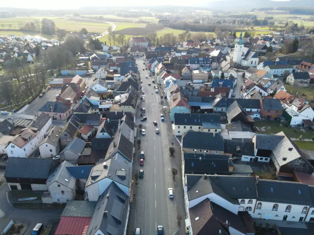 Der Markt läuft auf das Rathaus und das Schloss zu