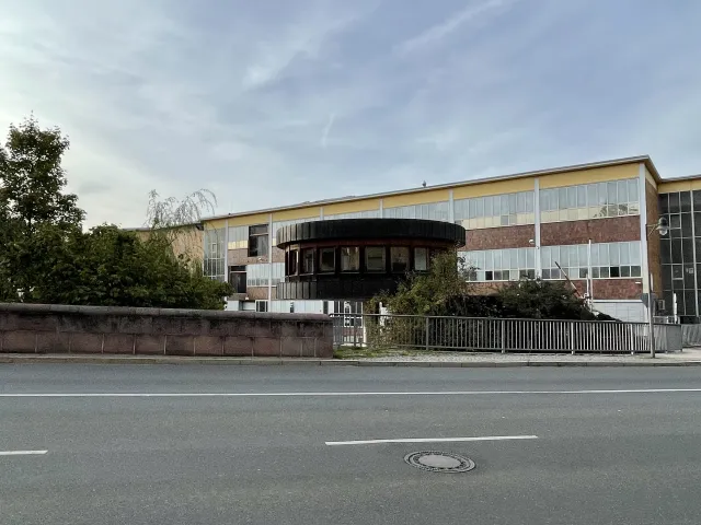 Eingang zum Werksgelände heute