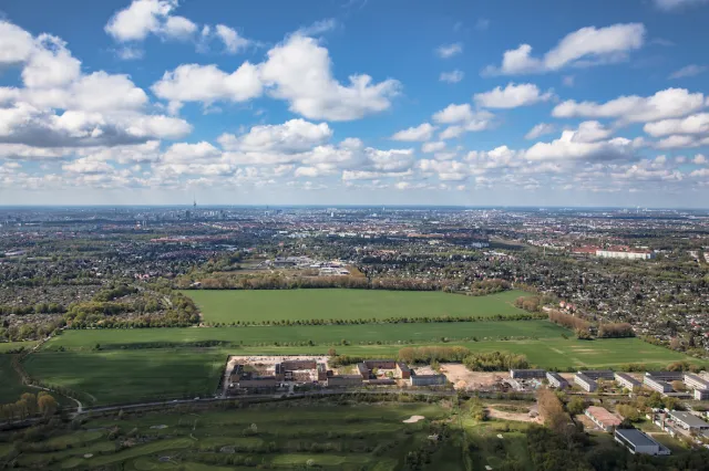 Blankenburger Süden – Schrägluftbild. Im Hintergrund: Berlin