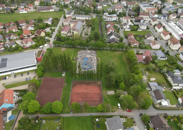 Blick von Westen auf die Freiflaechen um die ehemalige Eisbahn
